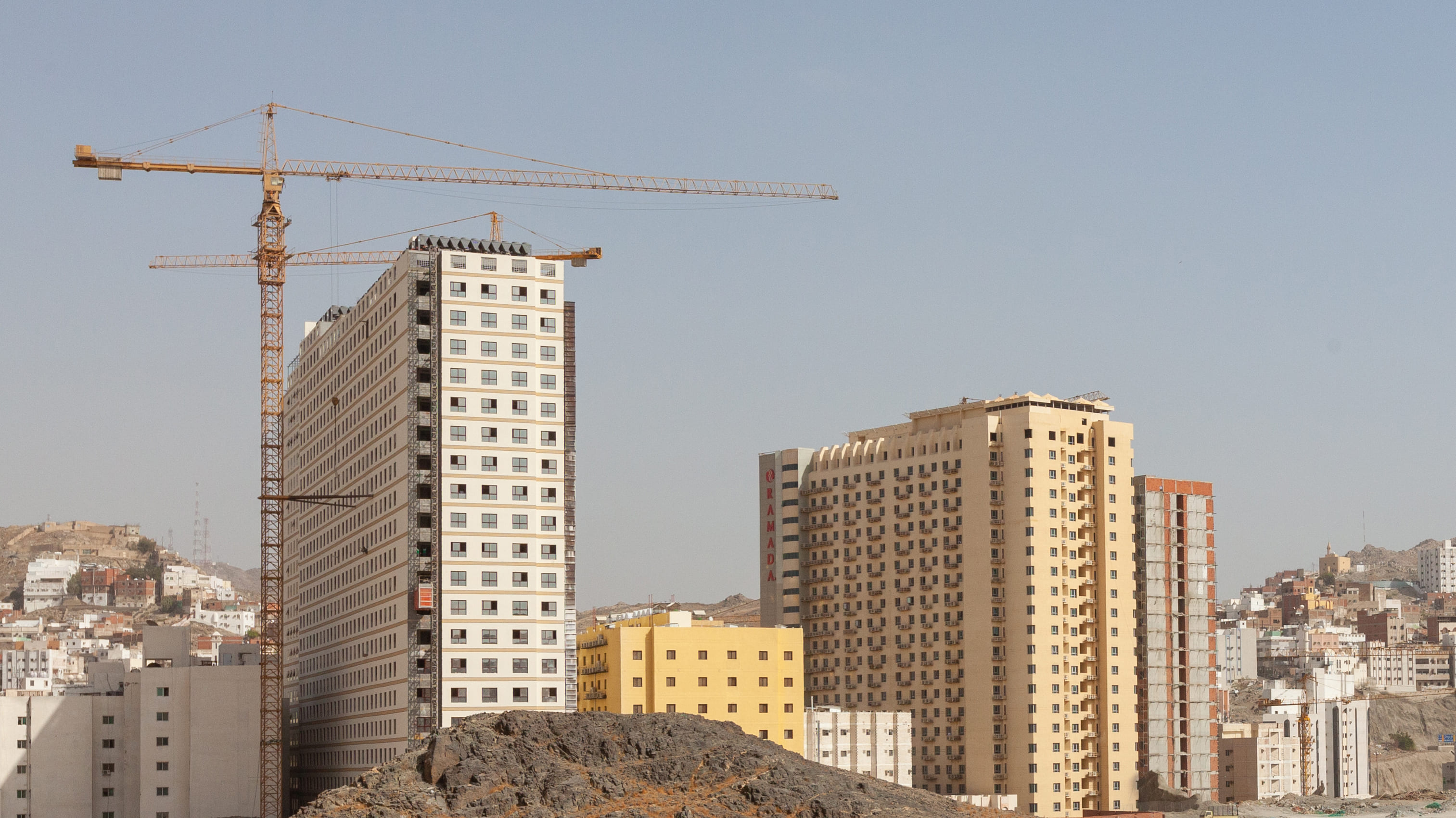 دليل كامل: كيف يمنحك شراء عقار في السعودية حق الإقامة طويلة الأمد في السعودية؟