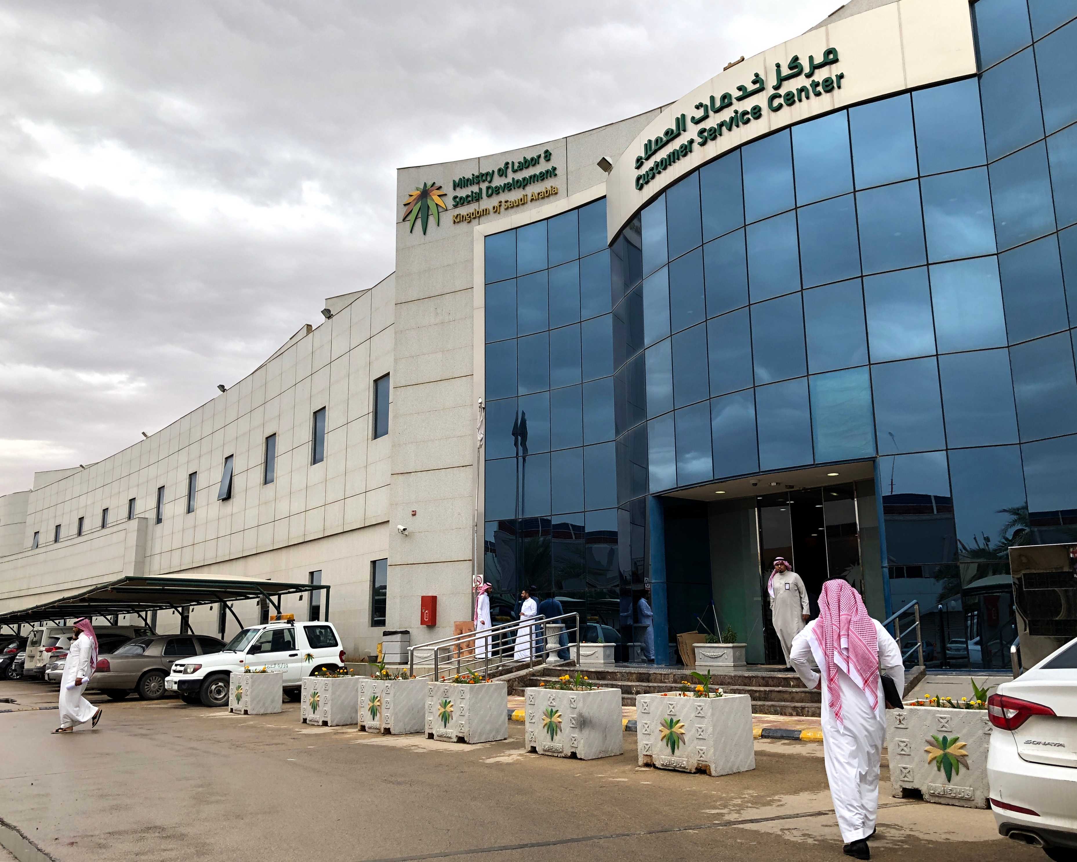 لا اعتراف بالعقود غير المسجلة: شرط جديد لتجديد رخص العمل لغير السعوديين